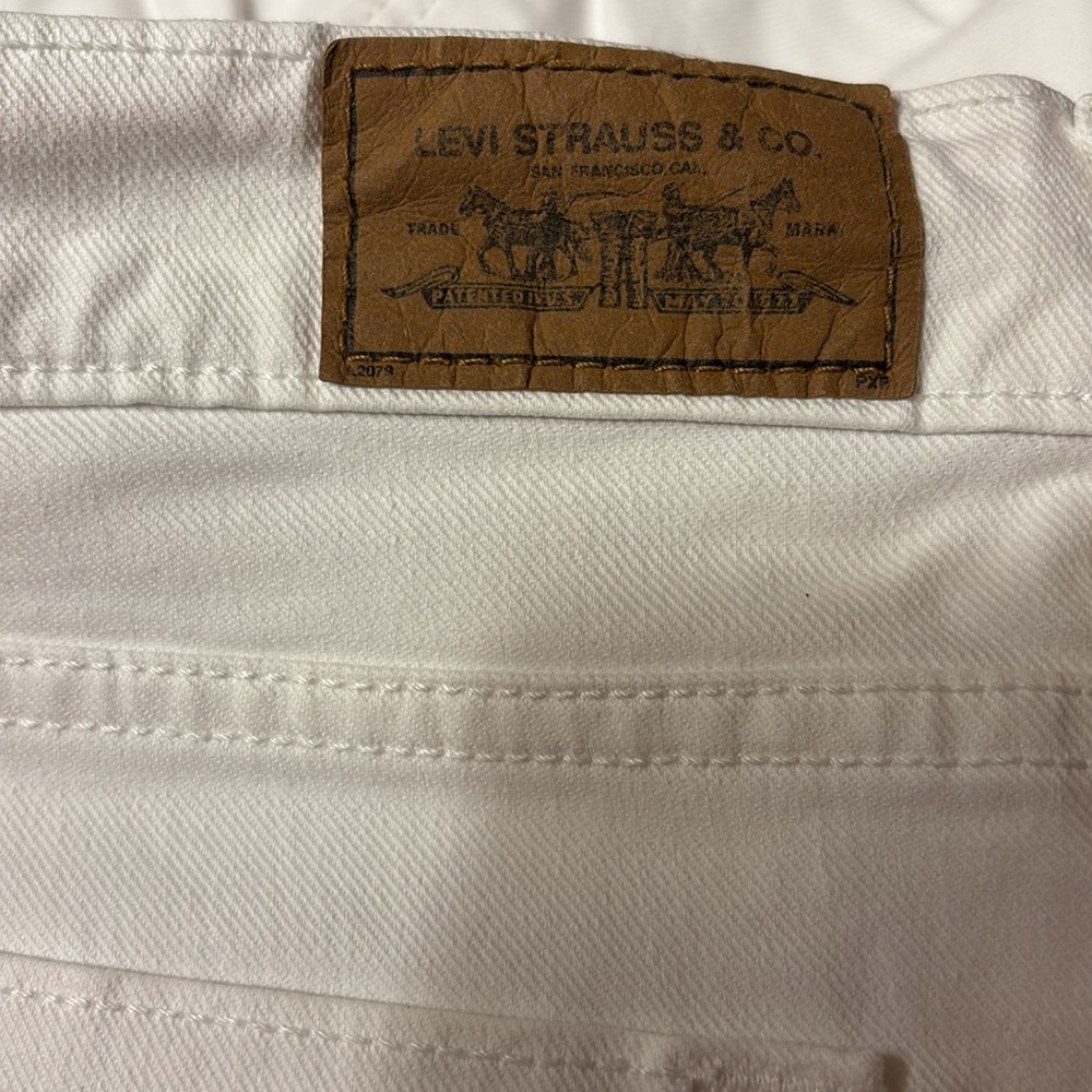 Levi's Women’s 515 White Capri Jeans
Measurements in pics / have some stretch - Picture 2 of 8